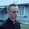 Bartosz Bielenia w roli samozwańczego kapłana.