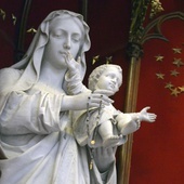 Figura Matki Bożej Opiekunki z Dzieciątkiem w ołtarzu głównym radomskiej katedry.