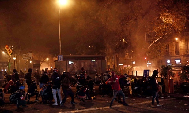 Bitwa uliczna separatystycznych bojówkarzy z policją w centrum Barcelony