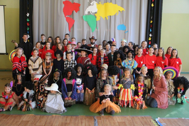 Dzieci z pięciu kontynetów, kość bawoła i misjonarz z Brazylii