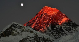 Memoriał Polskich Himalaistów stanął przy szlaku wiodącym pod Everest
