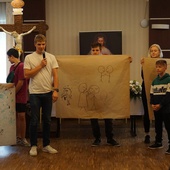 Grupy podczas prezentacji plakatów mówiących o Bożej miłości.