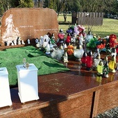 Zbiorowa mogiła na elbląskim cmentarzu Dębica.