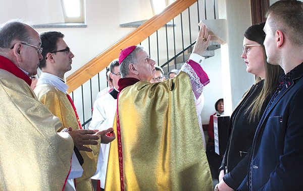 ▲	Biskup gliwicki podczas uroczystości. Z lewej  ks. Waldemar Glowka.  