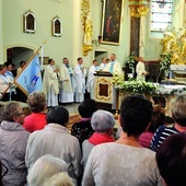 Adoracja, Msza św. konferencja i Różaniec to stałe elementy tej pielgrzymki.