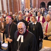 ▲	Chrześcijanie różnych wyznań  na modlitwie w Kościele Pokoju.