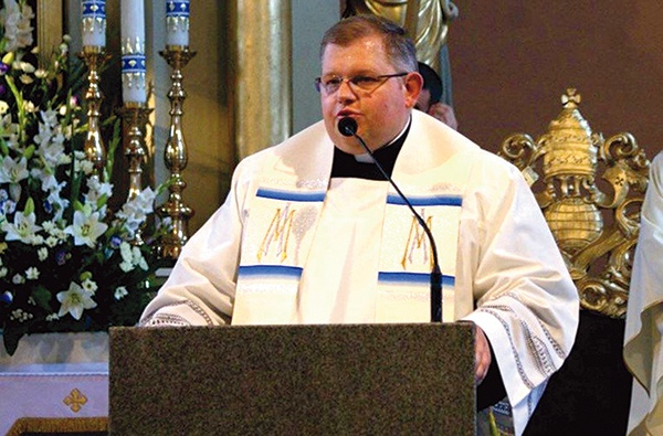 ▲	Ks. T. Trębacz  – jest proboszczem parafii w Przytoku, doktorem nauk teologicznych (teologia dogmatyczna) i jednym z diecezjalnych egzorcystów.