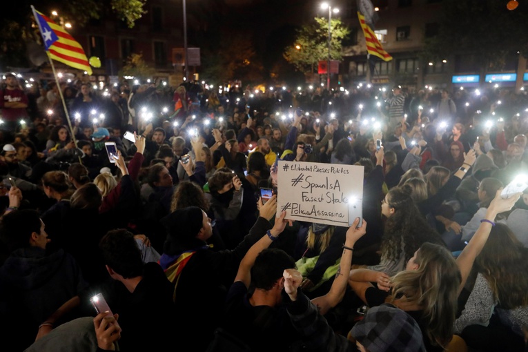 Policja rozpędziła nocną manifestację w Barcelonie