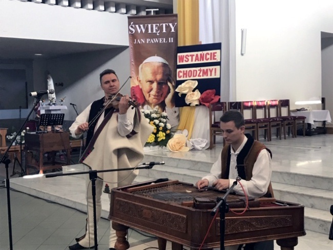 Koncert "Nuty góralskie z pielgrzymek Jana Pawła II do Polski" w wykonaniu zespołu "Góralska Hora".