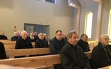 Emeryci w koloratkach u Skrzatuskiej Pani. Diecezjalny Dzień Księdza Seniora