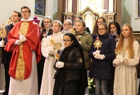 Delegaci z relikwiami podczas prezentacji świętych i błogosławionych.