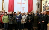 Grupa parafian uczestnicząca w pielgrzymce dziękczynnej.