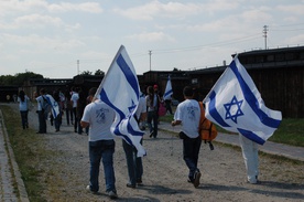 Majdanek co roku odwiedza wiele żydowskich grup, modląc się za zamordowanych.