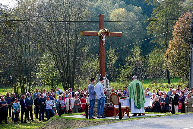 Rok 2016. Poświęcenie krzyża w Górnym Skrzyszowie. Od 2000 r. Akcja Katolicka odnowiła w parafii kilkanaście przydrożnych krzyży i kapliczek.