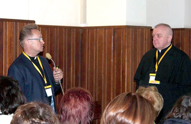Jednym z prelegentów był biblista ks. Jacek Kucharski  (z prawej). Obok ks. Marek Kujawski, organizator konferencji, twórca i opiekun placówki.