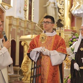 Prezentacje relikwii świętych w bazylice poprowadził ks. Tomasz Michniok z młodzieżą z KSM.