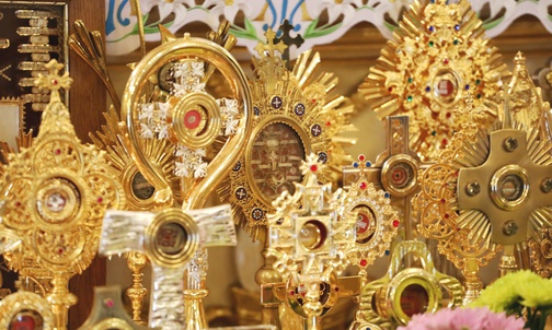 Relikwiarze stanęły przed ołtarzem podczas Eucharystii.