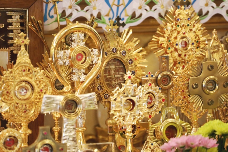 Relikwiarze stanęły przed ołtarzem podczas Eucharystii.