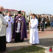 Na cmentarzach będziemy modlić się za zmarłych.