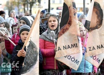 Mali święci przeszli ulicami Dzierżoniowa przypominając ludziom, że Bóg ich kocha.