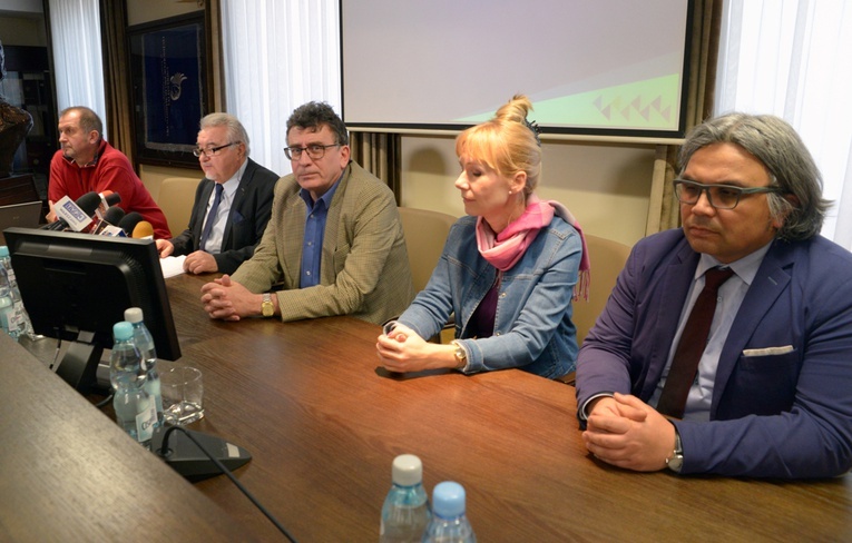 Na zastrzeżenia Polskiej Komisji Akredytacyjnej odpowiadali rektor UTH, dziekan i pracownicy Wydziału Nauk Medycznych.