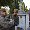 Żołnierze WOT opiekują się grobami poległych w obronie ojczyzny.