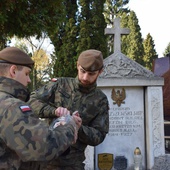 Żołnierze WOT opiekują się grobami poległych w obronie ojczyzny.