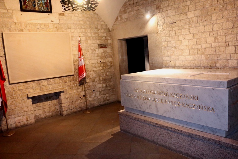 Prezydent przy sarkofagu Kaczyńskich