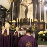 Msza św. i procesja żałobna w katedrze na Wawelu