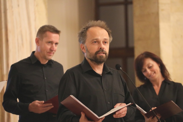 W ramach TKCh zaśpiewał też zespół Bi-Bi Singers.