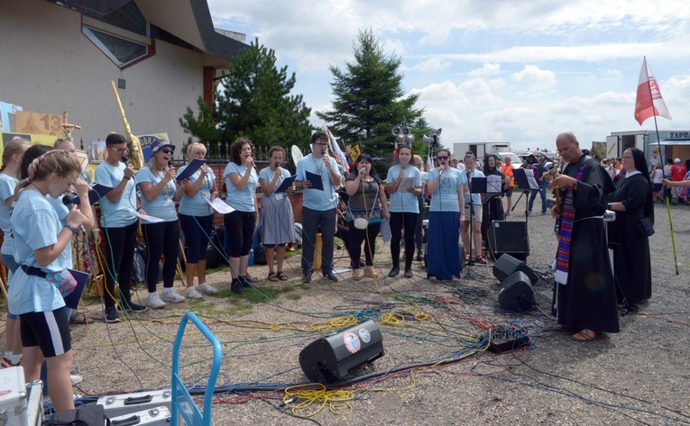 Zespół muzyczny skarżyskiej parafii Niepokalanego Poczęcia przygotował oprawę muzyczną i poprowadził śpiewy podczas nabożeństwa pokutnego na Przeprośnej Górce podczas tegorocznej Pieszej Pielgrzymki na Jasną Górę.