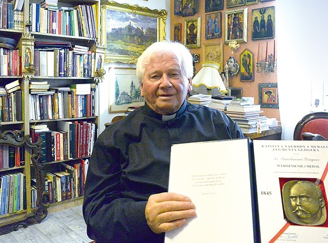 Ks. Stanisław Drąg z dyplomem Nagrody i Medalu  im. Zygmunta Glogera. 