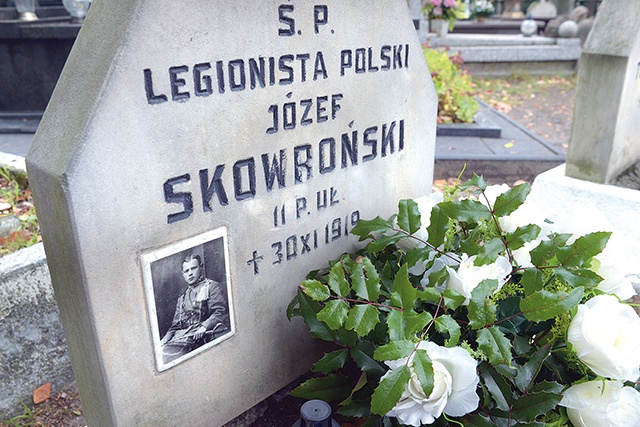 Kwatera Legionistów na cmentarzu rzymskokatolickim w Radomiu. Mogiła Józefa Skowrońskiego, żołnierza 11 Pułku Ułanów Legionowych.