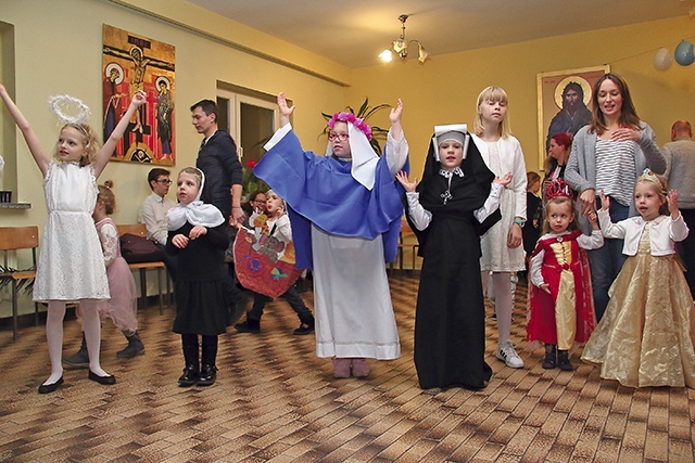 Na koszalińskim balu tańczyły trzy Matki Boże, trzy św. Faustyny i mnóstwo aniołów.