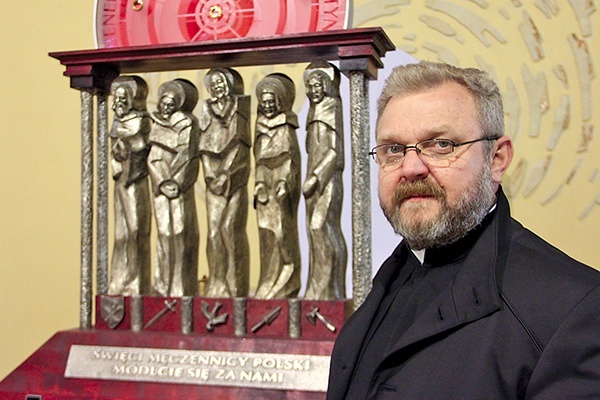 Ks. Mirosław Lewandowski SAC przy międzyrzeckich relikwiach świętych, którzy oddając życie za wiarę, pokazali, jak odważnie świadczyć o Chrystusie. Wspomnienie patronów naszej diecezji już 13 listopada.