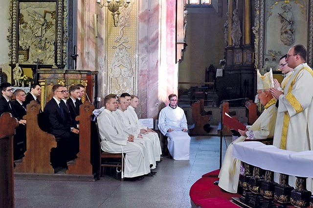 Homilię biskup wygłosił na siedząco, kierując słowo przede wszystkim do alumnów, którzy tego dnia rozpoczęli kolejny etap formacji.