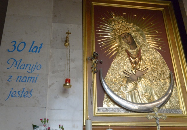 Wystrój kaplicy z obrazem MB Miłosierdzia przypomina o jubileuszu skarżyskiego sanktuarium.