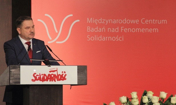 - Musimy próbować powstrzymać globalny biznes, który niszczy podmiotowość i godność człowieka pracy - mówił Piotr Duda, przewodniczący NSZZ "Solidarność".