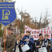 Marsz patriotyczny Pijarskich Szkół Królowej Pokoju.