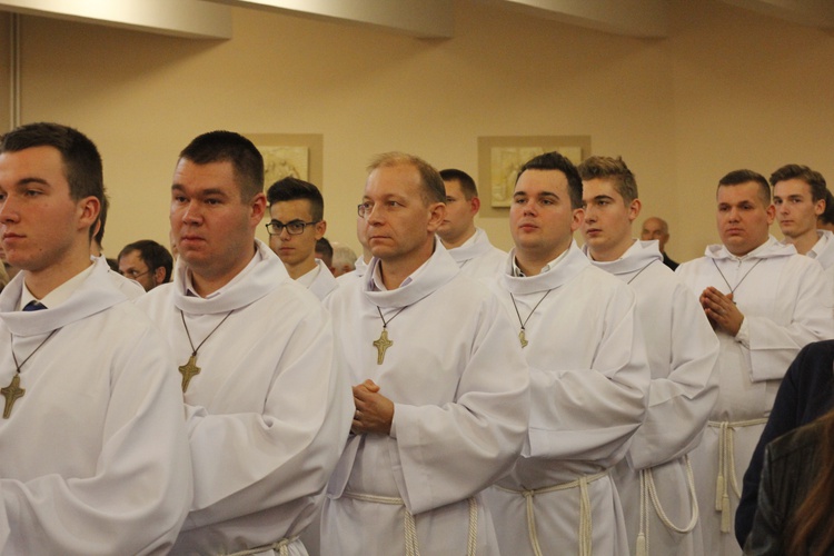Ceremoniarze pochodzą z kilkunastu parafii diecezji łowickiej.