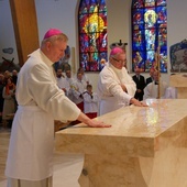 Najważniejszego obrzędu liturgii - namaszczenia ołtarza - dokonali wspólnie abp Głódź oraz bp Szlachetka.