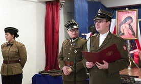 Program obchodów w parafii przygotował ks. ppor. Albert Adamczyk (z prawej).