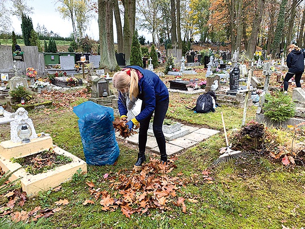 Sprzątanie grobów to symboliczne i ważne działanie społeczne.