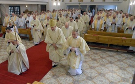 Za swego ordynariusza (bp Henryk Tomasik z lewej) sufragani i księża modlili się w kaplicy radomskiego seminarium.
