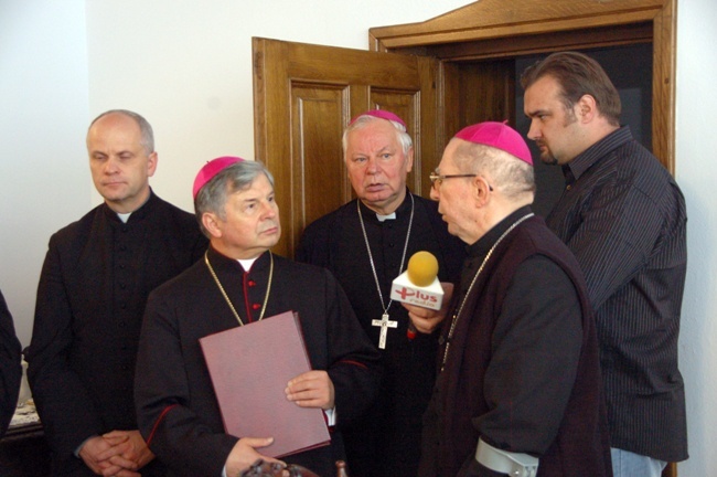 Wiadomość o tragicznej śmierci kapłana dotarła do radomskiej kurii, gdy kanonicznie diecezję obejmował nowy ordynariusz, bp Henryk Tomasik.