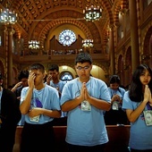 Katolicy modlący się  w katedrze Wniebowzięcia NMP w Bangkoku.