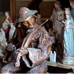 Obok świętych figurek znajdują się typowe ludowe przedstawienia postaci. Tu – Janko Muzykant.