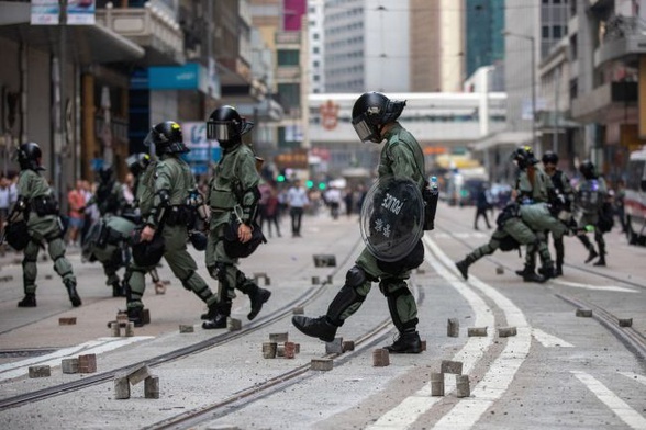 Policja w Hong Kongu podczas protestów