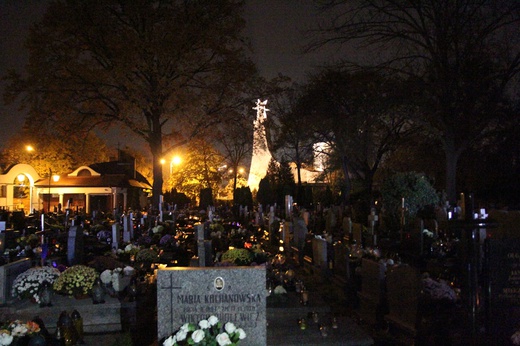 Cmentarz św. Wawrzyńca - nocne zwiedzanie