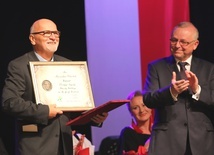 Laureat 21. edycji nagrody Bronisław Chrobak ze starostą Andrzejem Płonką.